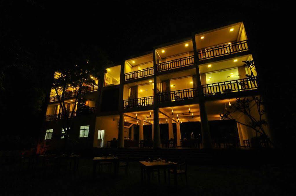 Yala Oga Reach Hotel Tissamaharama Extérieur photo